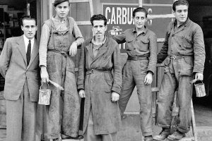 Empleados de la droguería El Triunfo, frente al kiosco de Amalia, en los años cuarenta. En la imagen aparecen dos pintores que estaban terminando un cartel en la fachada del negocio.