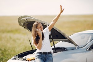 Una conductora solicita asistencia tras una avería en carretera.