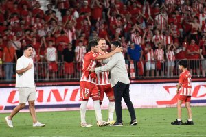 Mohammed Al-Khereiji celebrando con Ely y Bonini el pase ante el Castellón.