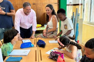 La delegada del Gobierno de la Junta, Aránzazu Martín, visita el colegio de Educación Infantil y Primaria Juan Ramón Jiménez