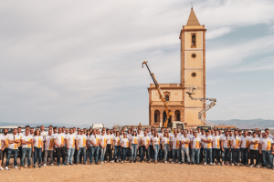 Foto de familia del gran equipo humano de Montajes de Electricidad Moya