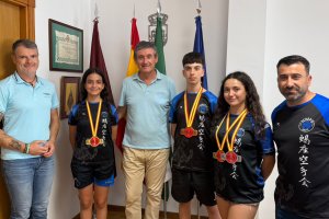 Manuel Cortés recibe a los jóvenes campeones de España del Scorpio Karate Club.