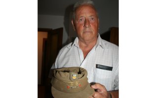 Antonio Unzurrunzaga Marzal con su gorro militar en su casa de Garrucha.