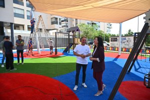 La alcaldesa visita el parque durante la instalación de los toldos