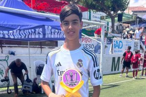 El almeriense Hugo Urrutia Gervilla con la camiseta del Real Madrid en la X Calasparra Cup, torneo internacional de fútbol 7.