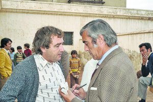 El periodista almeriense Francisco Urrea haciendo las entrevistas después de un partido en el patio de caballos del estadio de la Falange. 1974.