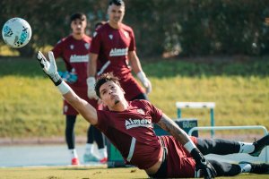 Bruno parando y Andrés Fernández atento al crecimiento del almeriense.