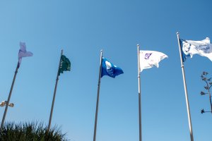 Izado de banderas en El Zapillo.