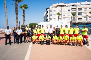 Adra refuerza la seguridad en sus playas con más socorristas, moto acuática y nuevo material de rescate.