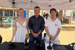 comienzo de temporada El alcalde, Salvador Hernández (centro) intervino en el primer programa de ‘La SER en la Playa’. En la imagen, está acompañado por Guillermo Mirón y Alicia Hernández, de SER Levante.