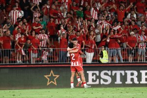 Días de gloria en Almería para Arnau, abrazado con Sergio Arribas.