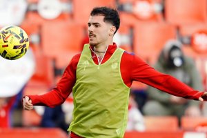 Álex Sola cerró su etapa en el Granada, quedó libre, y ahora el Almería se hace con un futbolista clave para Segunda.