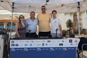 Los periodistas Guillermo Mirón y Rocío Sánchez, de la SER, con Ángel Venzal (segundo por la izquierda) de Restaurante Sol y Playa y junto a él Ramón Carrillo, del Club de Triatlón de Carboneras.