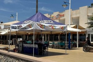 El ‘stand’ de la Cadena SER Levante en el Paseo Marítimo de Carboneras y junto al Restaurante Sol y Playa. Una ubicación espectacular a la que regresará este viernes.
