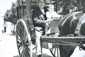 Juan Garrido con el carro cuba con el que iba vendiendo por Almería el agua de Araoz.