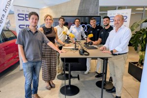 Responsables y trabajadores de Vera Import que participaron en el programa junto a su gerente, María José Flores y el periodista Guillermo Mirón.