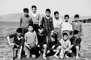 Como no había campos decentes donde jugar las calles se convertían en campos de fútbol. A veces, los niños no tenían otro refugio que irse a jugar al fútbol a la playa.