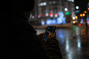 Una persona consulta en su teléfono móvil información relacionada con criptomonedas en una imagen conceptual sobre el rastreo de activos digitales.