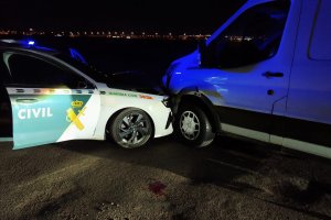 La furgoneta embistió al vehículo de la Guardia Civil durante la fuga.