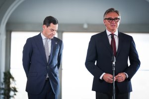 Manuel Gavira junto al presidente de la Junta, Juanma Moreno.