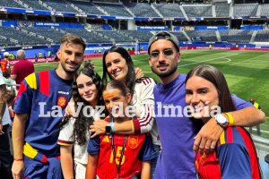 Esta foto es un tesoro: Álex Baena con su familia después del partido ante Francia.