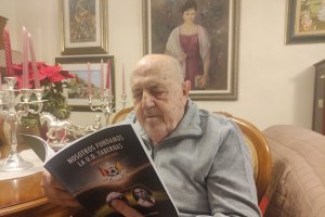 Bernabé en casa leyendo su último libro donde cuenta el nacimiento del Tabernas.