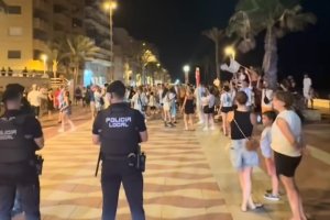 La Policía Local, controlando la celebración de Argentina en el Paseo Marítimo tras su victoria contra Inglaterra.
