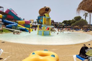 Piscina infantil enfrente del set de Cadena SER para el programa 'Hoy por Hoy Almería'