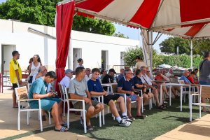 Los abonados del Almería esperan su turno para renovar su abono para el curso 26-27.