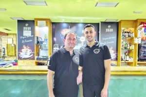 Antonio López padre y Antonio hijo, dos generaciones al frente del bar Virgen del Mar.