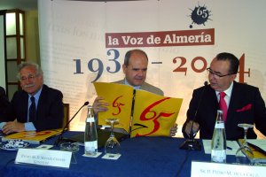 Desde la izquierda, José Luis Martínez, Manuel Chaves y Pedro Manuel de la Cruz, en el acto del 65 Aniversario de La Voz de Almería.