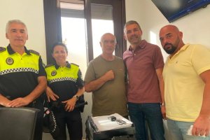 José Antonio Rodríguez, Mari Carmen Carricondo, vecino Paco López que narró problemas derivados del incendio, Fran Reyes y el concejal José Salmerón, 8.30 de la mañana del miércoles.