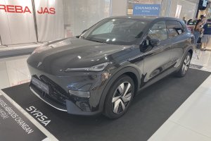 El primer modelo de Changan atrae las miradas en el centro comercial de moda