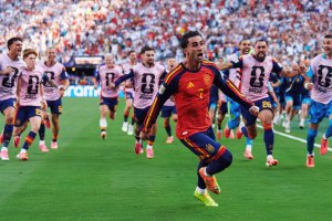 Fiesta total en New York con Ferrán Torres celebrando el gol de la Selección Española ante Argentina.