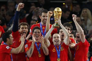 Andrés Iniesta levantando la Copa del Mundo en 2010 con la España de Del Bosque.