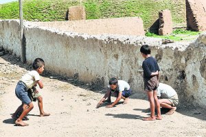 Niños del barrio del Quemadero jugando a los petos allá por los años sesenta. Jugaban descalzos para adaptarse mejor a la tierra.