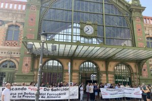 Los almerienses se concentran en una convocatoria de la Mesa del Ferrocarril frente a la estación para pedir mejoras en el servicio.