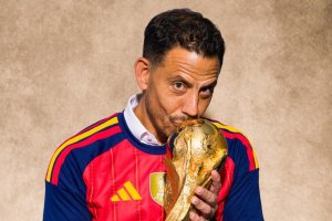 el Dr. Claudio Vázquez Colomo, traumatólogo de Hospital Vithas Almería y jefe de los Servicios Médicos de la Real Federación Española de Fútbol.