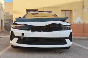 El vehículo de la Guardia Civil que fue arrollado por el petaquero.