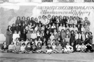 Doña Carmen (de negro, en el centro de la imagen) con sus alumnas. La escuela estaba instalada en una casa en la esquina de las calles Murcia y Triunfo.