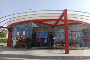Las camisetas del Almería de la pasada temporada se retirarán en breve para colocar las nuevas.
