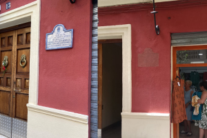 A la izquierda, la placa, colgada en la fachada de la casa en la que vivió el susodicho tras salir de la cárcel. A la derecha, la misma fachada, sin el homenaje.