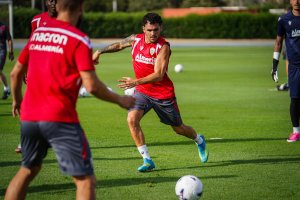 Álex Sola no da un balón por perdido en los entrenamientos.