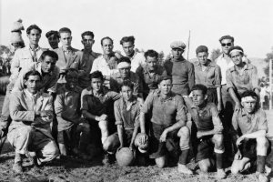 En Tabernas llegaron a coincidir tres equipos a lo largo de los años cuarenta: El Tabernas, que aparece en la foto, liderado por el recordado Bernabé Navarro, competía con el Aviación y con el Europa.