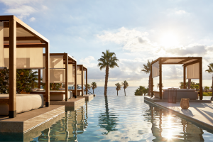La espectacular piscina del Social Club de Macenas Mediterranean Resort.