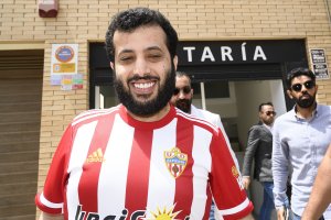 Turki saliendo de la notaría el día que compró el Almería en 2019.