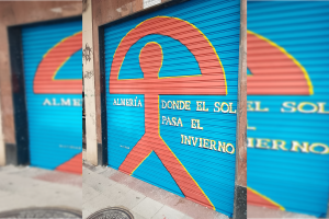 Indalo pintado en la fachada de José y Paz en León.