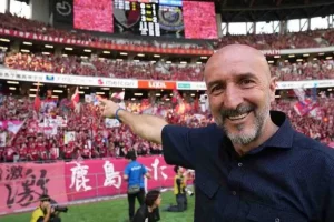 Ahora es el entrenador del Kyoto Sanga de la máxima categoría de Japón.