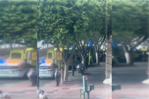 Ambulancias y Policía Local en el lugar del accidente