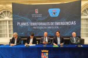 Las autoridades asistentes al acto de entrega de los 49 Planes Territoriales de Emergencia, celebrado en el Patio de Luces de la Diputación Provincial de Almería.